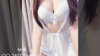 幼兔穿着纯白色情趣蕾丝内衣自拍福利视频，诱惑十足一键播放