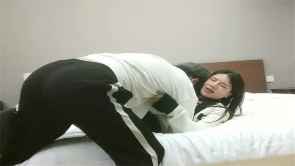 探花利哥偷拍黑丝长腿美女，性感尤物欲火焚身！