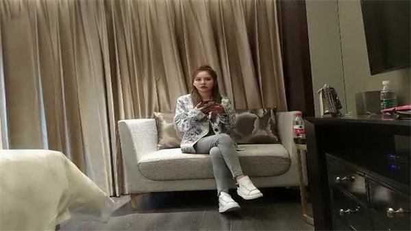 高马尾网红紧身牛仔裤秀美腿，小伙插得直呼过瘾！