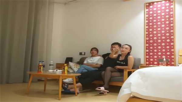 【真实交换】人妻沉沦：中年夫妻互换伴侣，双洞齐开4P盛宴【实拍揭秘】