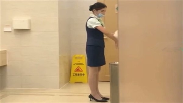 机场厕所偷拍极品空姐流出 黑丝高跟气质美女秘密拍摄