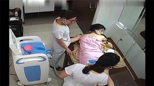 稀有黑客入侵美体中心，偷拍美女私密诱人画面