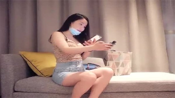学妹欣欣兼职直播！舔香蕉玩跳蛋自慰高潮喷水，浪叫声太骚了！