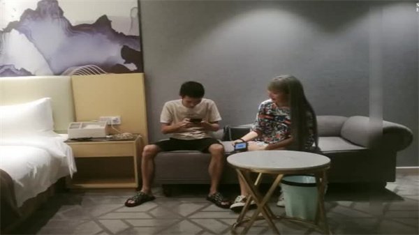 这双笔直长腿让人直流口水 美腿诱惑疯狂舔屏足控福利