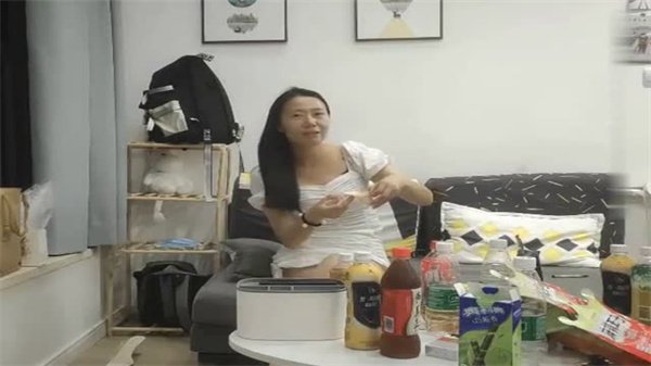 饥渴小伙独爱熟女！五六十岁阿姨多人淫乱派对玩到腿软