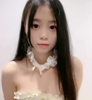 极品美少女收费房首度露脸！多毛粉嫩小穴遭玻璃棒疯狂抽插，揉捏阴蒂娇喘连连，翘臀特写骚浪诱惑